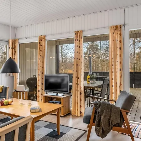 Holiday home Lonneke - 800m From The Sea By Interhome